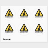 Sticker Rond Hacker au travail (Feuille)