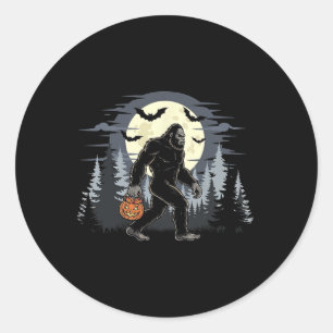 Sticker Rond Halloween Sasquatch Bigfoot Dans La Forêt Jack-o-l