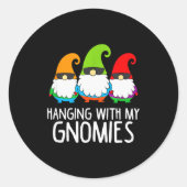 Sticker Rond Hanging With My Gnomies Funny Garden Gnome (Devant)