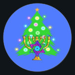 Sticker Rond Hanoukka et Noël<br><div class="desc">Noël et Hanoukka sur des cadeaux pour les familles interconfessionnelles qui célèbrent la joie de Noël et la beauté de Chanukah. Comporter l'arbre et le menorah de Noël avec l'étoile de David juive entourée par des vacances présente sur les cartes de voeux, l'affranchissement, les idées de cadeau et l'habillement pour...</div>