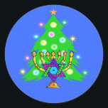 Sticker Rond Hanoukka et Noël<br><div class="desc">Noël et Hanoukka sur les cadeaux pour les familles interconfessionnelles qui célèbrent la joie de Noël et la beauté de Chanukah. Doté d'un arbre de Noël et de menorah avec la star juive de david entouré de cadeaux de vacances sur les cartes de voeux, l'affranchissement, idées cadeaux et vêtements pour...</div>