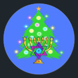 Sticker Rond Hanoukka et Noël<br><div class="desc">Noël et Hanoukka sur les cadeaux pour les familles interconfessionnelles qui célèbrent la joie de Noël et la beauté de Chanukah. Doté d'un arbre de Noël et de menorah avec la star juive de david entouré de cadeaux de vacances sur les cartes de voeux, l'affranchissement, idées cadeaux et vêtements pour...</div>