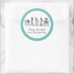 Sticker Rond Hanoukka heureuse de New York City NYC Chanukah<br><div class="desc">Design présente une illustration originale de plume et d'encre de divers monuments de New York, dont Statue de la Liberté, Washington Carré Arch et le Brooklyn Bridge, "habillé" pour la saison des fêtes. Idéal pour fêter Hanoukka et les fêtes juives. Ce design NYC est également disponible sur d'autres produits. Les...</div>
