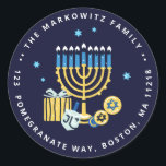 Sticker Rond Hanoukka Personnalisé Menorah Dreidel Classic Roun<br><div class="desc">Notre Sticker personnalisé de Menorah Dreidel Hanoukka inclut une menorah & dreidel. Personnalisez avec votre propre nom et adresse pour ajouter une touche festive à tous vos mailings de vacances. Enquêtes ? Nous envoyer un message ou un courriel à bestdressedbread@gmail.com</div>