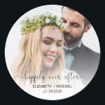 Sticker Rond Happily Ever After Photo Wedding<br><div class="desc">Un autocollant moderne pour vos faveurs de mariage et la correspondance avec votre photo recouverte de "Happily Ever After" dans un mélange de typographie simple et un script élégant avec des swashes,  vos prénoms et votre date.</div>