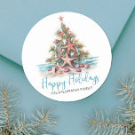 Sticker Rond Happy Holidays Beach Christmas Tree<br><div class="desc">Sticker rond classique Arbre de Noël Plage. Étalez un peu de gaieté côtière avec cet autocollant rond festif avec un sapin de Noël inspiré de la plage fait de coquillages et surmonté d'une étoile de mer. Parfait pour envoyer des voeux de vacances en plage, cet autocollant est idéal pour toute...</div>