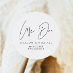 Sticker Rond HARLOW minimaliste moderne nous faisons Mariage<br><div class="desc">La collection Mariage Harlow présente une police moderne pointue et un design simple et minimaliste. Parfait pour votre couple simple et intemporel.</div>