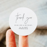 Sticker Rond HARLOW Moderne minimaliste Merci Mariage privilégi<br><div class="desc">La collection Mariage Harlow présente une police moderne pointue et un design simple et minimaliste. Parfait pour votre couple simple et intemporel.</div>