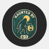 Sticker Rond Haunted By 6-7 Bigfoot Lantern Halloween Badge (Devant)