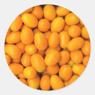 Sticker Rond Heap of orange kumquats dans cardboard box