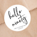 Sticker Rond Hello Ninety Minimalist Simple 90th Birthday Party<br><div class="desc">Ce sont Hello Ninety Minimal Minimaliste Black Blanc 90e Anniversaire Fête Favor Stickers!</div>