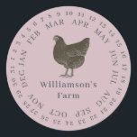 Sticker Rond Hen vintage Ferme Encerclée Date Oeuf Carton pourp<br><div class="desc">Des étiquettes rustiques et simples en carton d'oeufs de poule avec votre nom d'entreprise dans la typographie moderne hors-noir sur un arrière - plan pastel violet dispose d'un design imprimé à la poule vintage. Ajoutez simplement votre nom d'homestead au étiquette et encerclez la date correcte de vos oeufs frais de...</div>
