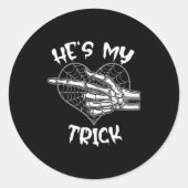 Sticker Rond He's My Trick Funny Halloween Matching Couple Girl (Devant)