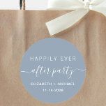Sticker Rond Heureusement Jamais Après La Réception De Mariage<br><div class="desc">Un autocollant bleu poussiéreux moderne pour votre réception de mariage ou d'invitation à la fête,  les faveurs et la correspondance avec "Happily Ever After Party" dans un mélange de typographie blanche simple et un script blanc élégant avec des swashes,  vos prénoms et la date.</div>
