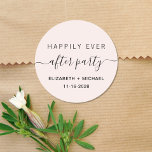 Sticker Rond Heureusement Jamais Après La Réception De Mariage<br><div class="desc">Un autocollant moderne rose pâle pour votre réception de mariage ou d'invitations de fête,  faveurs et correspondance avec "Happily Ever After Party" dans un mélange de typographie simple et de script tendance avec des swashes,  vos noms et date.</div>