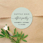 Sticker Rond Heureusement Jamais Après Un Mariage De Fête Accue<br><div class="desc">Un autocollant vert sauge moderne pour votre réception de mariage ou d'invitations de fête,  faveurs et correspondance avec "Happily Ever After Party" dans un mélange de typographie simple et de script tendance avec des swashes,  vos prénoms et votre date.</div>