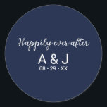 Sticker Rond Heureusement que jamais après bleu blanc Mariage M<br><div class="desc">Customisez cette élégante invitation de mariage enveloppes scellés et préférez les autocollants. Un design simple et minimaliste avec une élégante typographie en écriture blanche "joyeusement", suivie par une police sans serif simple et moderne pour les initiales monogrammées des jeunes mariés et la date mariage, sur un arrière - plan bleu...</div>