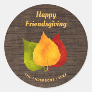 STICKER ROND HEUREUX AMIS DONNANT DES FEUILLES D'AUTOMNE SUR LE