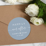 Sticker Rond Heureux Jamais après Dusty Mariage bleu<br><div class="desc">Étiquette bleu poussiéreux pour vos invitations mariage et réception, enregistrez les dates, dîner de répétition, fiançailles, douches en couple et autres célébrations mariages avec "Happily Ever After" dans une simple typographie blanche moderne et un élégant script blanc avec des swashes, vos prénoms rejoints par un coeur et votre date de...</div>