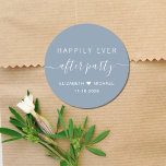 Sticker Rond Heureux Jamais après la fête Dusty Mariage bleu<br><div class="desc">Un sticker bleu poussiéreux chic pour vos invitations à la réception de mariage,  faveurs et correspondance avec "Happily Ever After Party" dans un mélange de typographie blanche moderne simple et un élégant script blanc avec des swashes,  vos prénoms unis par un coeur et votre date de réception.</div>