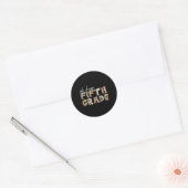 Sticker Rond Hey Fifth Grade Leopard First Day Of School Back T (Enveloppe)