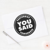 Sticker Rond Hier, vous avez dit demain (Enveloppe)