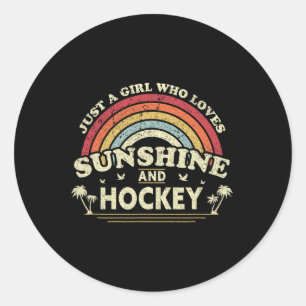 Sticker Rond Hockey. Juste Une Fille Qui Aime Le Soleil Et Le H