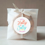 Sticker Rond Holly Jolly Christmas<br><div class="desc">Design autocollant de vacances personnalisées avec typographie moderne colorée dans des couleurs vives. Le texte dit : "Ayez un Noël Holly Jolly".</div>