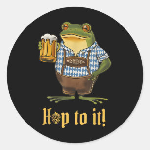 Sticker Rond Hop To It Lederhosen Frog Holding Bière Drôle