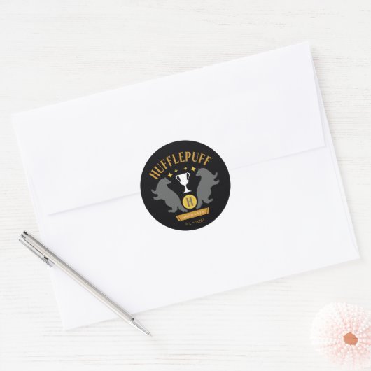 Sticker Rond HUFFLEPUFF™ Badger and Cup House Pride Graphisme (Enveloppe)
