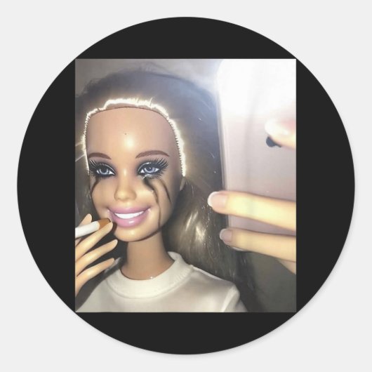 Sticker Rond Humour foncé Poupée Fumer Selfie Parodie (Devant)