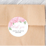 Sticker Rond Hydrangea rose Customisé mariage Favor<br><div class="desc">Ce magnifique design présente des fleurs d'hydrangée aquarelle et votre texte personnalisé. Utilisez le modèle pour remplir vos informations. La fonction "Personnaliser plus loin" peut être utilisée pour modifier la police (taille,  style,  couleur),  ajouter des lignes de texte ou modifier la disposition.</div>