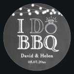 Sticker Rond I DO BBBQ Chalkboard Mariage Engagement Barbecue<br><div class="desc">JE FAIS BBQ Chalkboard Mariage Engagment Barbecue Classic Round Sticker. Pour plus de personnalisation,  cliquez sur le bouton "Customiser" et utilisez notre outil de conception pour modifier ce modèle.</div>