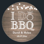 Sticker Rond I DO BBBQ Rustic Mariage Engagment Barbecue<br><div class="desc">JE FAIS BBQ Rustic Mariage Engagment Barbecue Classic Round Sticker. Pour plus de personnalisation,  cliquez sur le bouton "Customiser" et utilisez notre outil de conception pour modifier ce modèle.</div>