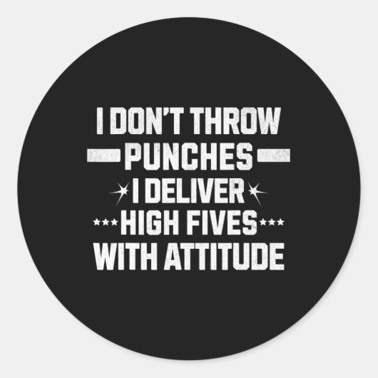 Sticker Rond I Don’t Throw Punches; I Deliver High-fives With A (Devant)