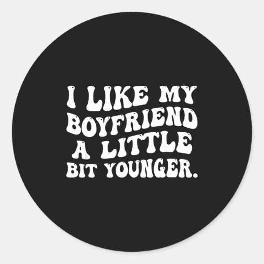 Sticker Rond I Like My Boyfriend A Little Bit Younger Funny Gir (Devant)