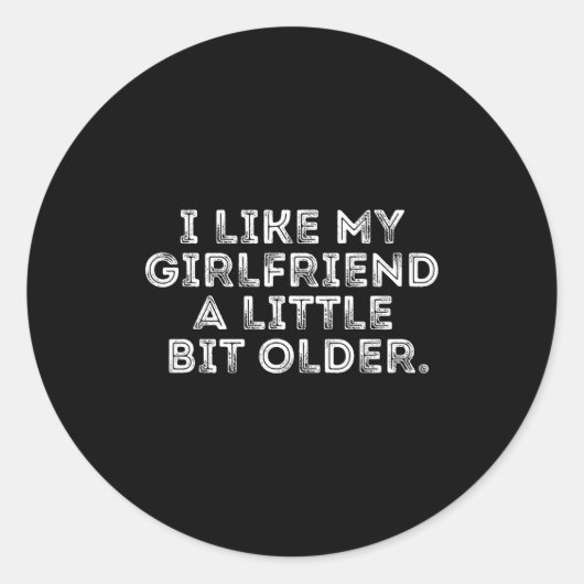 Sticker Rond I Like My Girlfriend A Little Bit Older Funny Sayi (Devant)