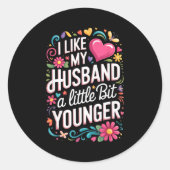 Sticker Rond I Like My Husband A Little Bit Younger Funny Husba (Devant)