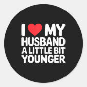 Sticker Rond I Like My Husband A Little Bit Younger Funny Sayin (Devant)