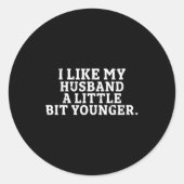 Sticker Rond I Like My Husband A Little Bit Younger Funny Sayin (Devant)