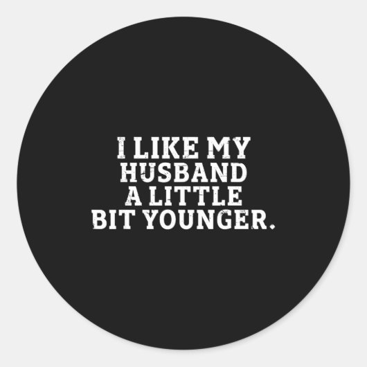 Sticker Rond I Like My Husband A Little Bit Younger Funny Sayin (Devant)