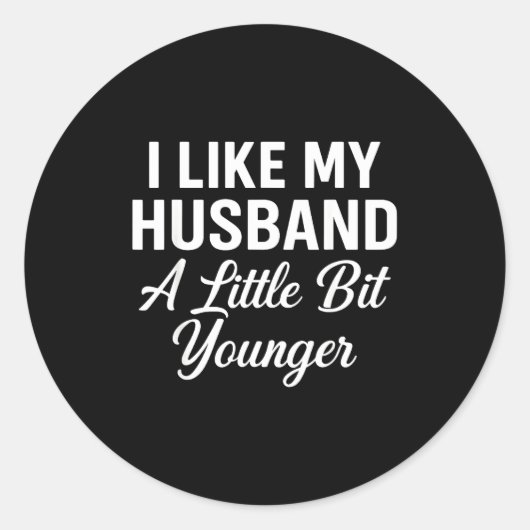 Sticker Rond I Like My Husband A Little Bit Younger Funny Sayin (Devant)