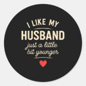 Sticker Rond I Like My Husband A Little Bit Younger Funny Sayin (Devant)