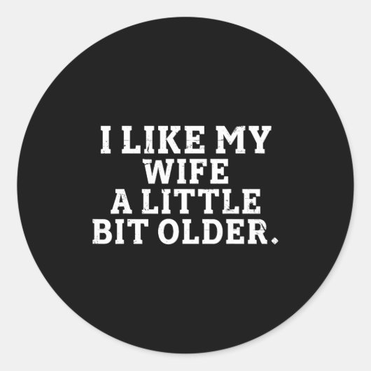 Sticker Rond I Like My Wife A Little Bit Older Funny Saying Men (Devant)