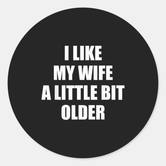 Sticker Rond I Like My Wife A Little Bit Older - Funny Saying S (Devant)