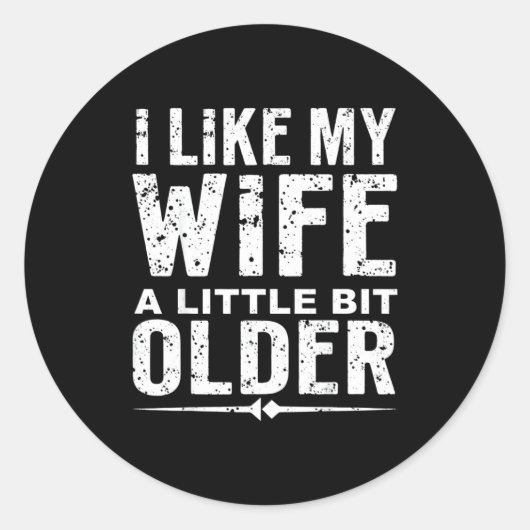 Sticker Rond I Like My Wife A Little Bit Older Funny Saying Wom (Devant)