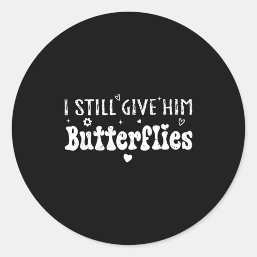 Sticker Rond I Still Give Him Butterflies, She Means High Blood (Devant)