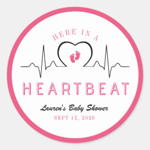 Sticker Rond Ici dans un Moniteur Cardiaque Rose Baby Shower