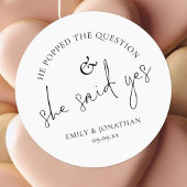 Sticker Rond Il A Posé La Question Qu'Elle A Dit Oui