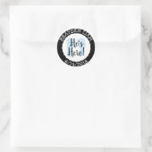 Sticker Rond Il est là, nouveau Faire-part bébé garçon (Sac)